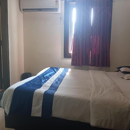Hotel Presidency Inn Колката Екстериор снимка
