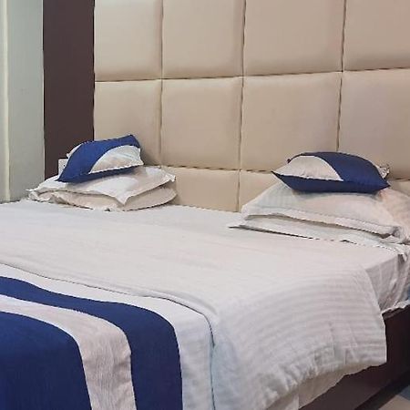Hotel Presidency Inn Колката Екстериор снимка