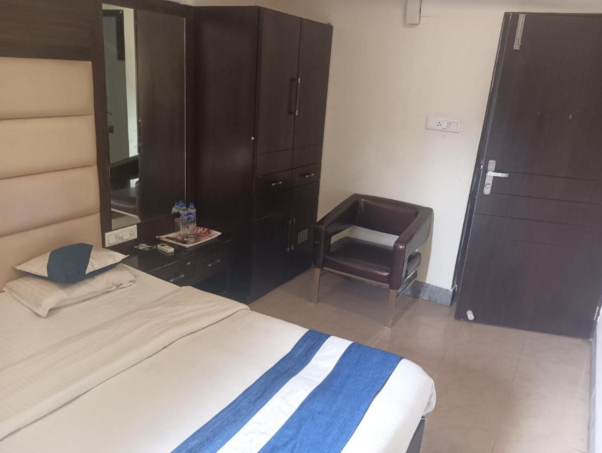 Hotel Presidency Inn Колката Екстериор снимка