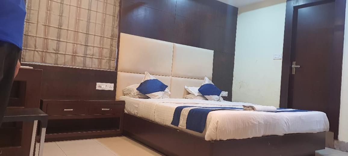 Hotel Presidency Inn Колката Екстериор снимка