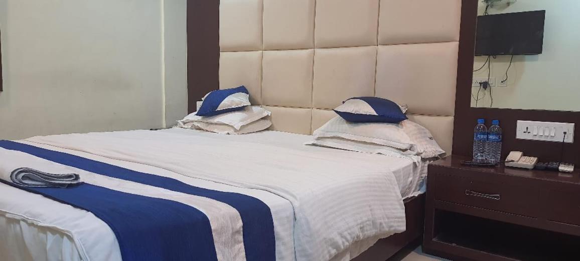 Hotel Presidency Inn Колката Екстериор снимка