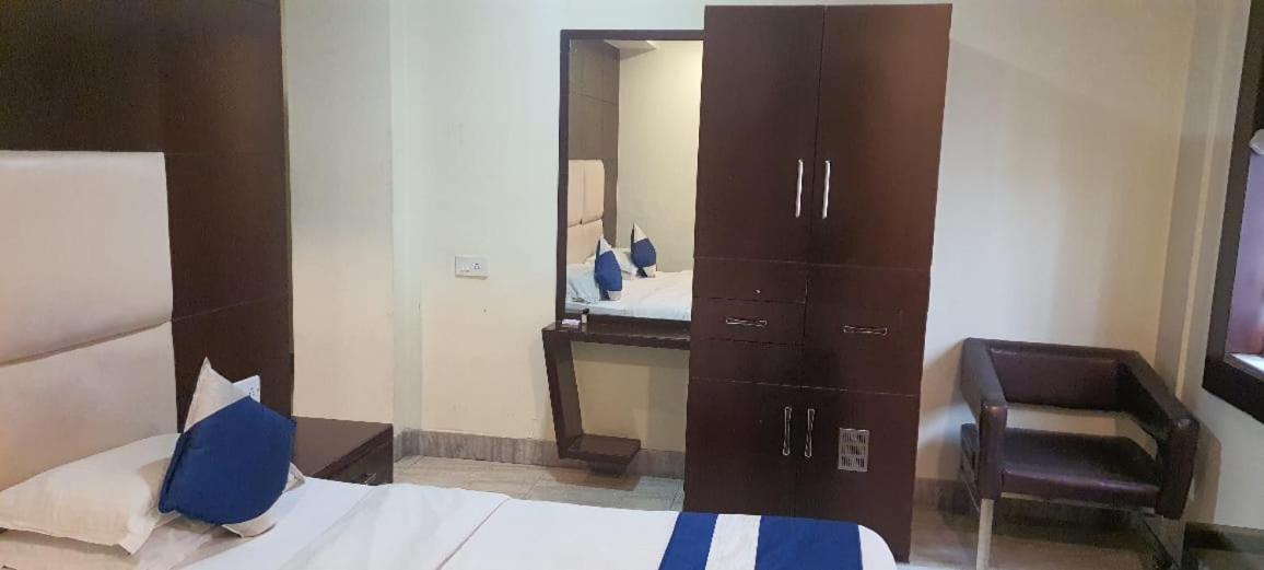 Hotel Presidency Inn Колката Екстериор снимка