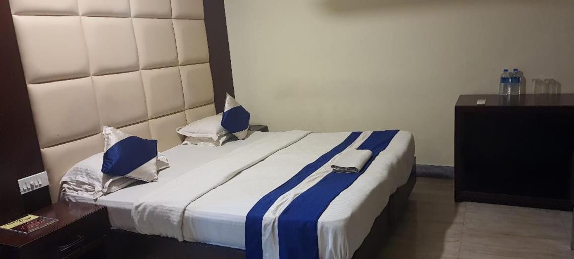 Hotel Presidency Inn Колката Екстериор снимка